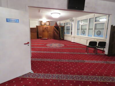 Gebetsraum mit rotem Teppich
